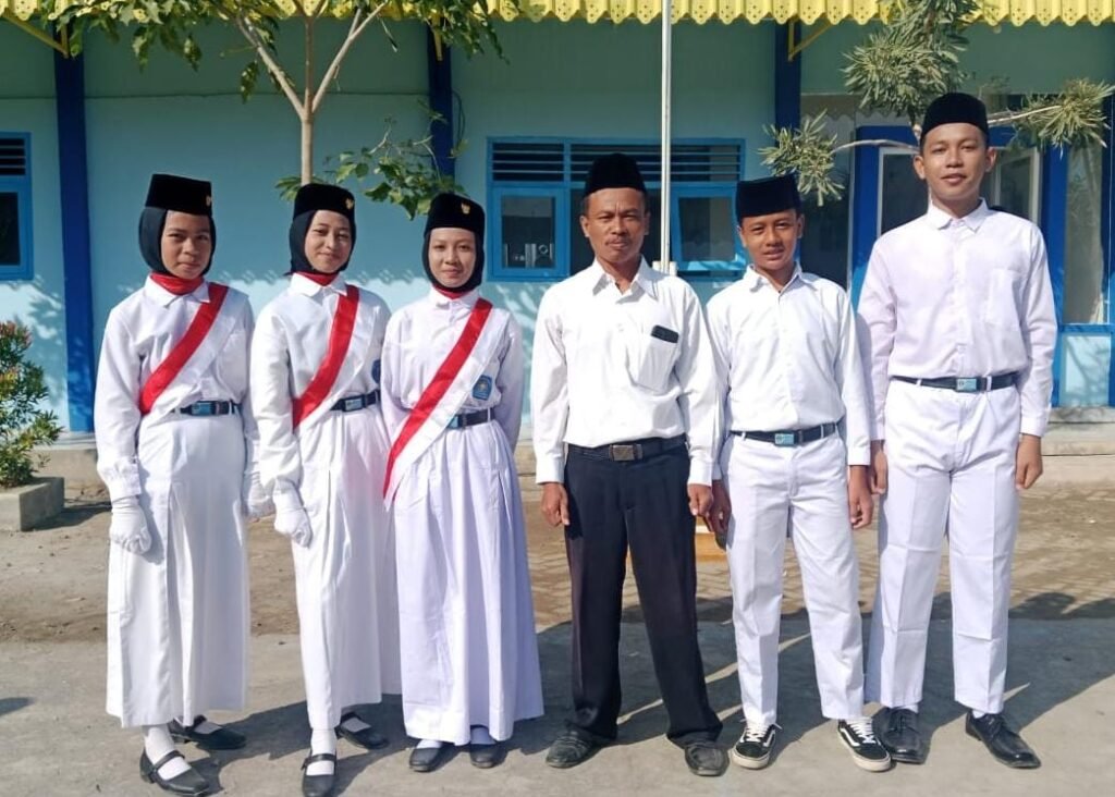 Peringati HUT RI ke-80, Lima Siswa Madtsamutu Pondok Modern Paciran Terpilih sebagai Paskibra