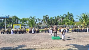 Siswa MI Islamiyah Mojopetung Khidmat Ikuti Upacara HUT ke-80 RI