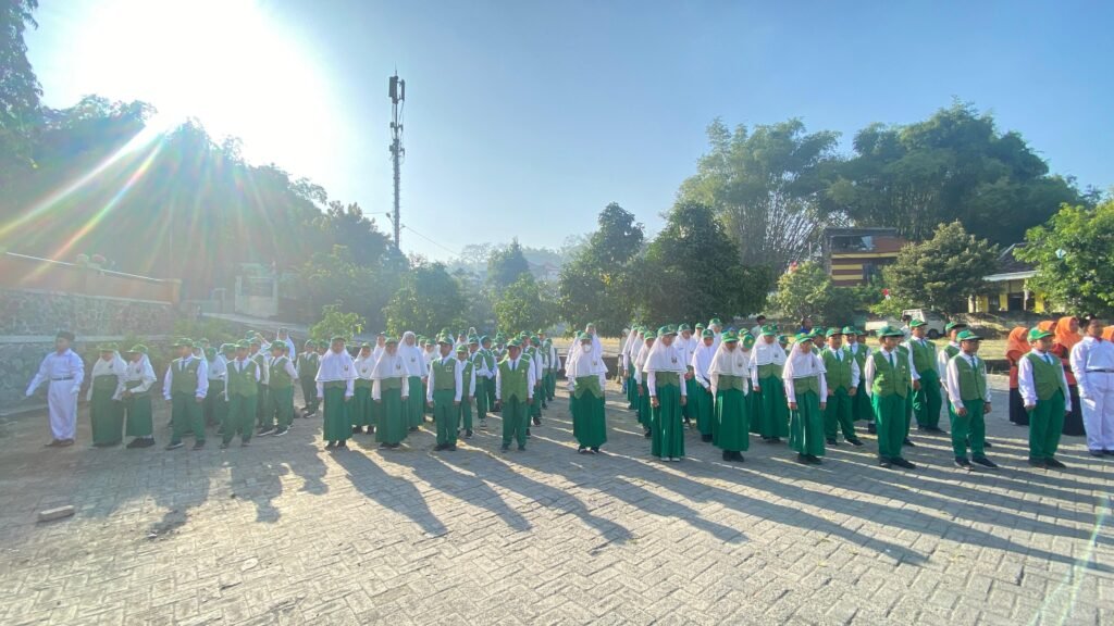 Kekhidmatan SD Muri Ikuti Upacara Hari Kemerdekaan Indonesia oleh Majelis Dikdasmen Kebomas