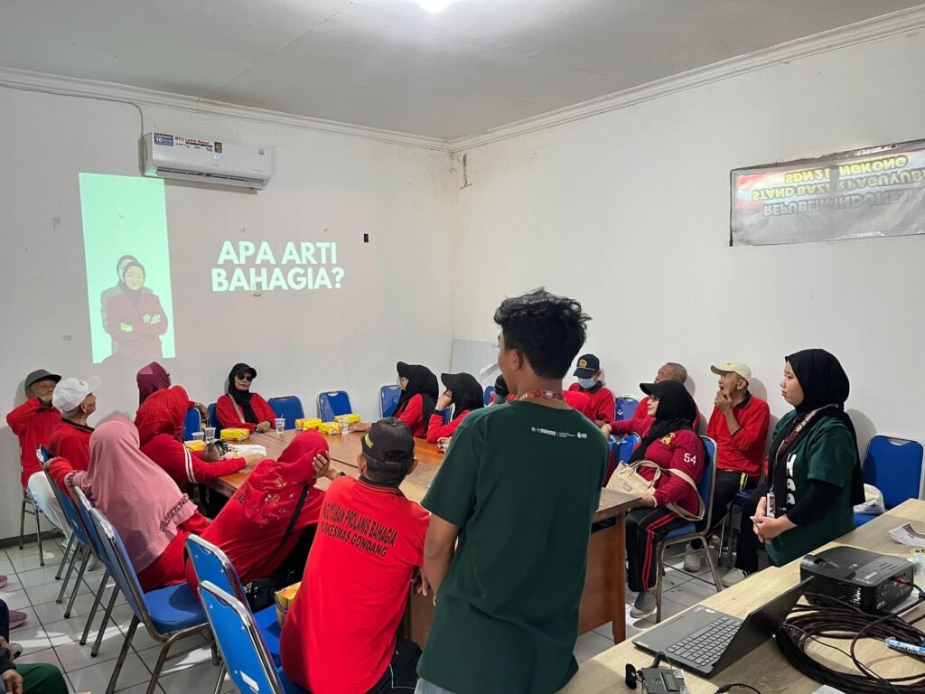 Sinergi Teknologi, Kesehatan, dan Psikologis: KKN UM Surabaya Sukses Gelar Strategi Preventif Stres Lansia 