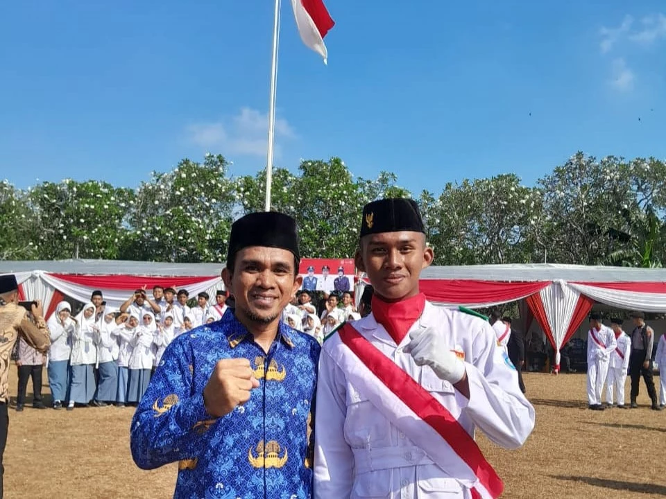 Siswa Mamsaka Paciran Kibarkan Merah Putih di Upacara HUT ke-80 RI