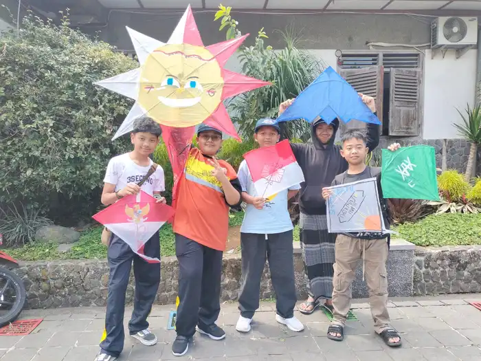 Siswa MUDEBA Warnai Langit di Hari Kemerdekaan dengan Kreasi Layangan