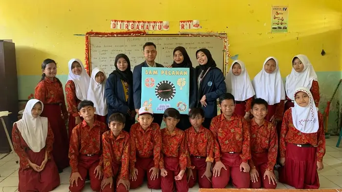 Kreatif! Mahasiswa KKN UMG Ciptakan Media Jam Pecahan untuk Anak SD