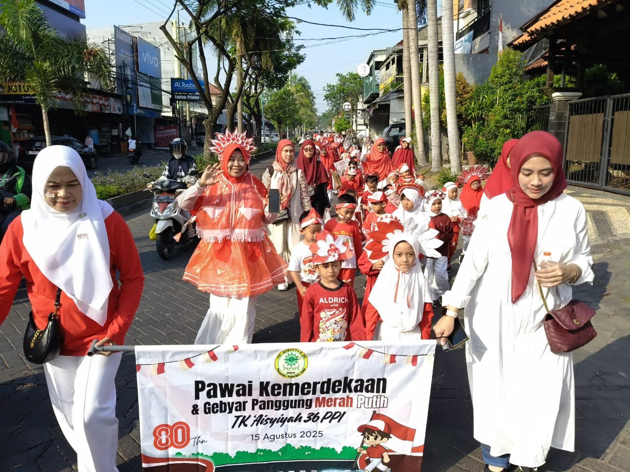 Aksi Seru Siswa TK ABA 36 PPI di Pawai Kemerdekaan dan Gebyar Panggung Merah Putih