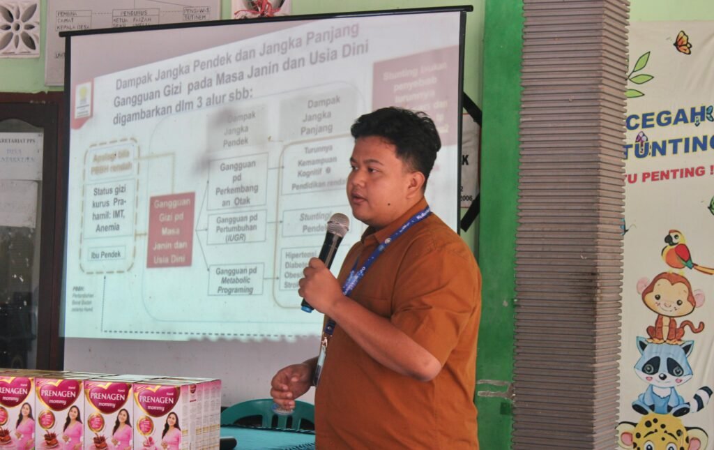 Mahasiswa KKN UM Surabaya Gencarkan Penyuluhan PTM dan Kesehatan Ibu Hamil di Desa Banjar Kejen