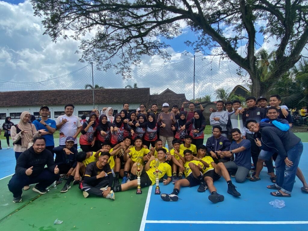 Tim Voli SMA Muha Genteng Boyong Dua Piala di HUT RI ke-80 Tingkat Kecamatan