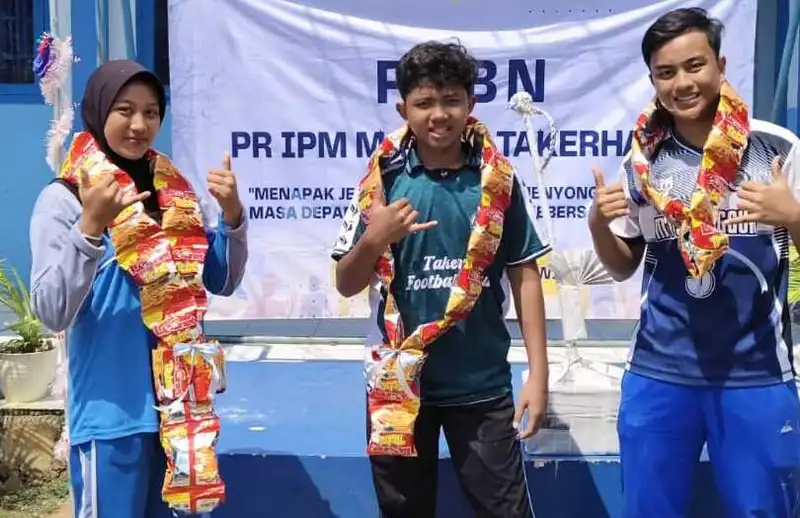 Bukan Medali, Pemenang Lomba di MAM 8 Takerharjo Diberi Kalung Jajanan