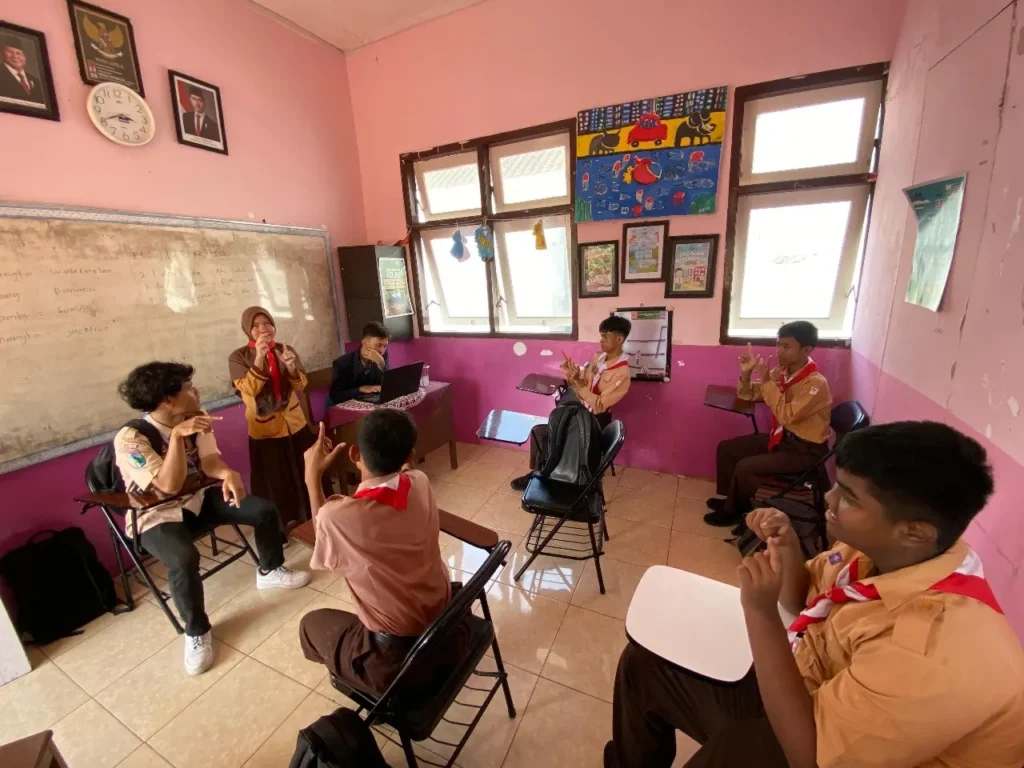 Mahasiswa Tunarungu UMG Tebar Inspirasi Lewat KKN di SLB Gresik