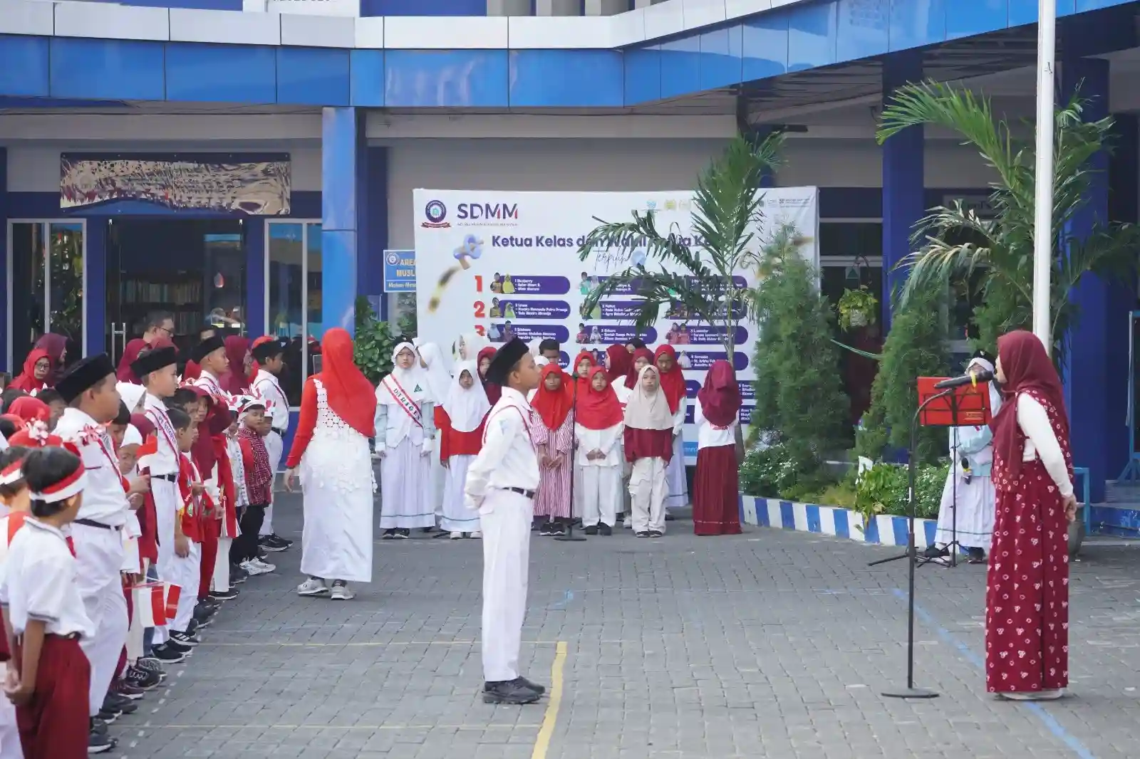 Meriah! SD Muhammadiyah Manyar Gelar Upacara Kemerdekaan dengan Tampilan Unik