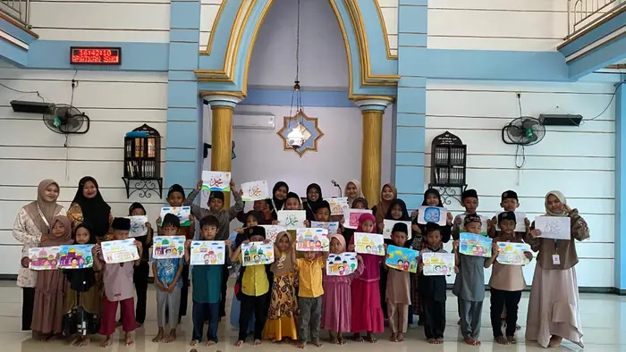 Belajar Al-Quran Jadi Lebih Asyik, Mahasiswa KKN UMG Ajak Anak-Anak TPQ Al-Hikmah Murajaah Sambil Mewarnai