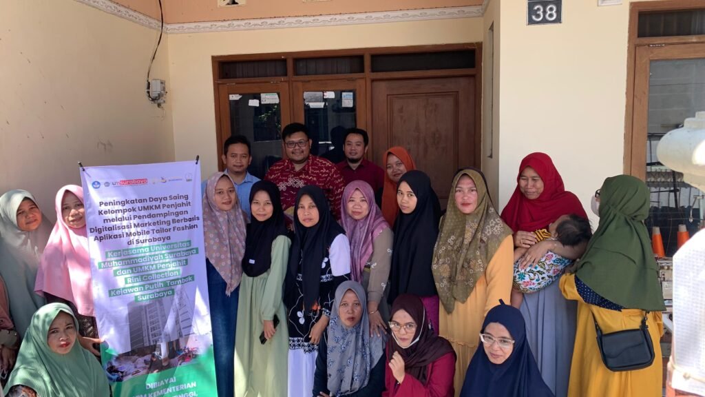 Melalui Mobile Tailor Fashion, Dosen UM Surabaya Adakan Pendampingan Digitalisasi UMKM Penjahit