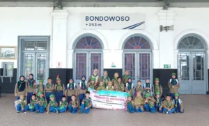 Foto bersama di Museum Kereta Bondowoso (Istimewa/PWMU.CO)