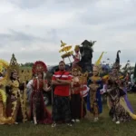 Meski Diguyur Hujan, Semangat Karnaval Kepala SMK Muhammadiyah 10 Mantup Tak Pudar