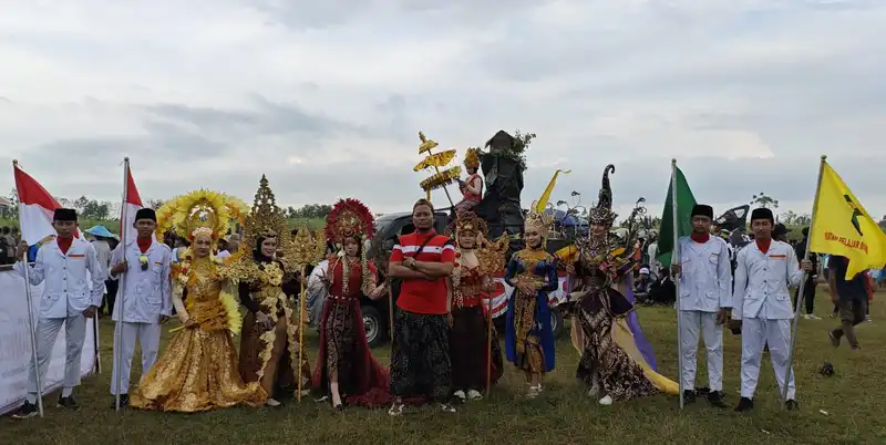Meski Diguyur Hujan, Semangat Karnaval Kepala SMK Muhammadiyah 10 Mantup Tak Pudar