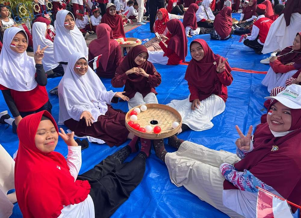 Guru dan Pegawai Turut Ramaikan Lomba Semarak HUT ke-80 RI di SD Muhammadiyah 2 Bojonegoro
