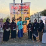 Gotong Royong Warga dan Mahasiswa KKN UMG Wujudkan Plang Penanda Desa