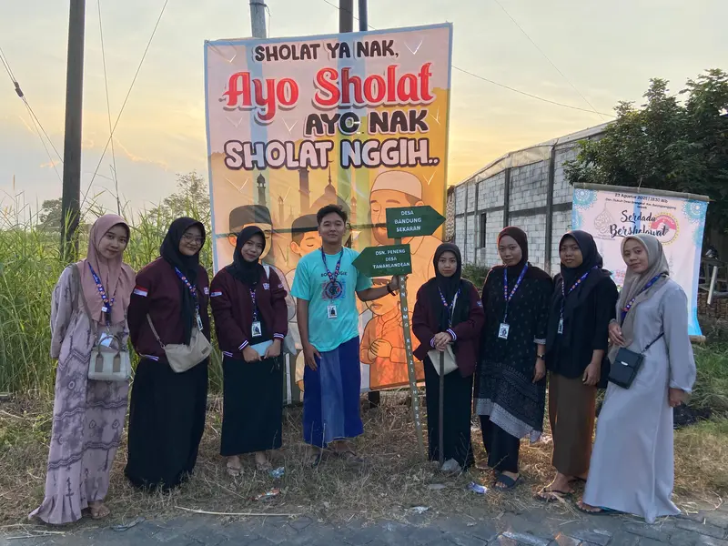 Gotong Royong Warga dan Mahasiswa KKN UMG Wujudkan Plang Penanda Desa