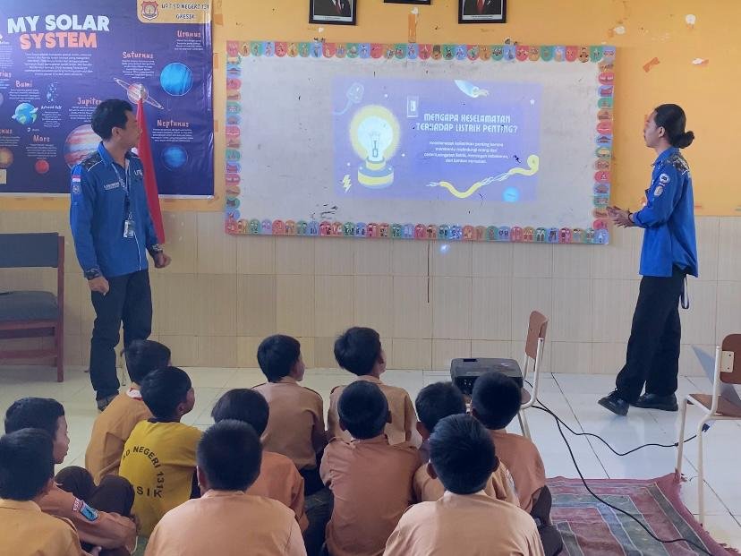 Edukasi Bahaya Listrik dan Praktek Seri-Paralel di SDN 131 Gresik