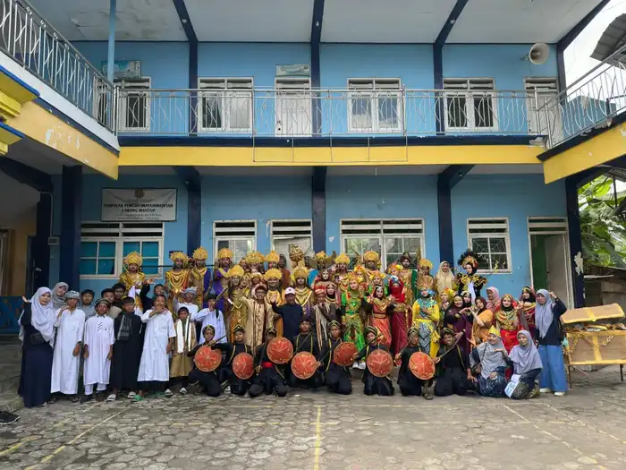 Antusias Ikuti Karnaval HUT ke-80 RI, SMP Muhammadiyah 22 Mantup Angkat Tema Mahabarata