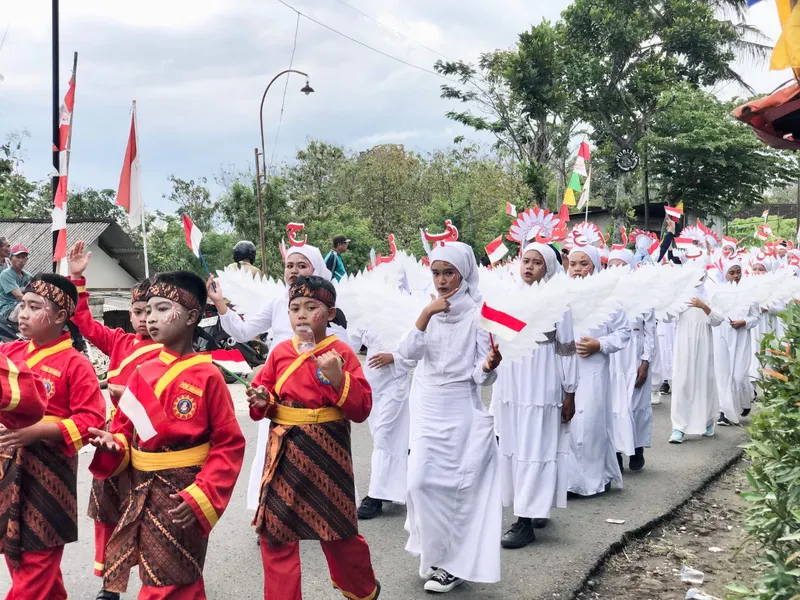 Dua Formasi, Satu Makna: Karnaval MIM Subulul Huda Pukau Ribuan Pasang Mata