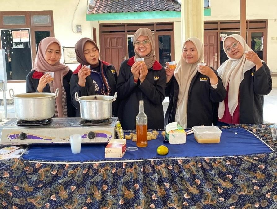 KKN Berdampak, Mahasiswa UMM Ajari Warga Bikin Permen dari Jahe dan Jamu