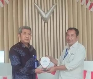 Lutfi Isa Ansori Waka Humas SMK Muhammadiyah 9 Gambiran MoU dengan PT VinFast (Istimewa/PWMU.CO)