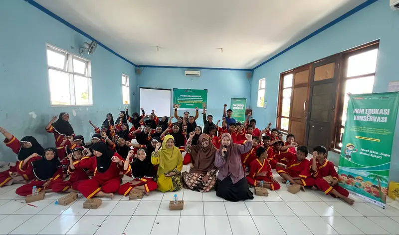 Pengabdian Masyarakat UM Surabaya Kenalkan Ekosistem Mangrove ke Siswa SD Bahari