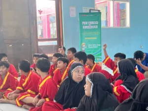 Pengabdian Masyarakat UM Surabaya kenalkan Ekosistem Mangrove kepada siswa SD Bahari (Amanat/PWMU.CO)