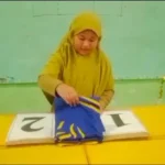Belajar Life Skill, Siswa SD Muhammadiyah Benjeng Lipat Baju Pakai Kardus Berangka