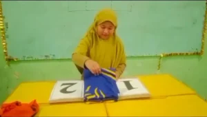 Belajar Life Skill, Siswa SD Muhammadiyah Benjeng Lipat Baju Pakai Kardus Berangka