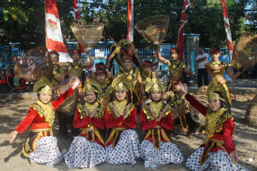 Tari Mbanjang Susuk Meriahkan Upacara 17 Agustus di Cerme