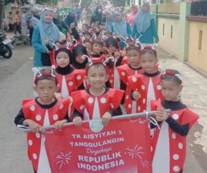 Tetap semangat jalan sehat meski terik matahari menyengat (Novie Dwi Hapsari/PWMU.CO)