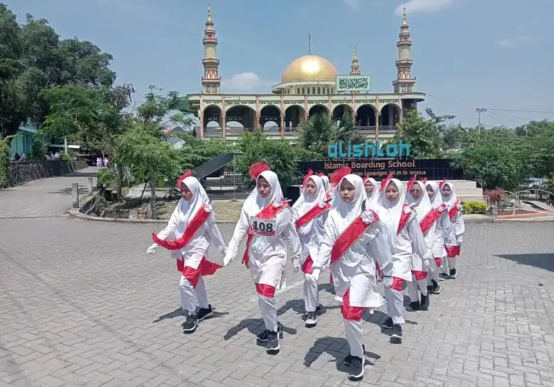 Ponpes Al-Ishlah Sendangagung Ubah Rute Lomba Gerak Jalan Imbas Cuaca Panas