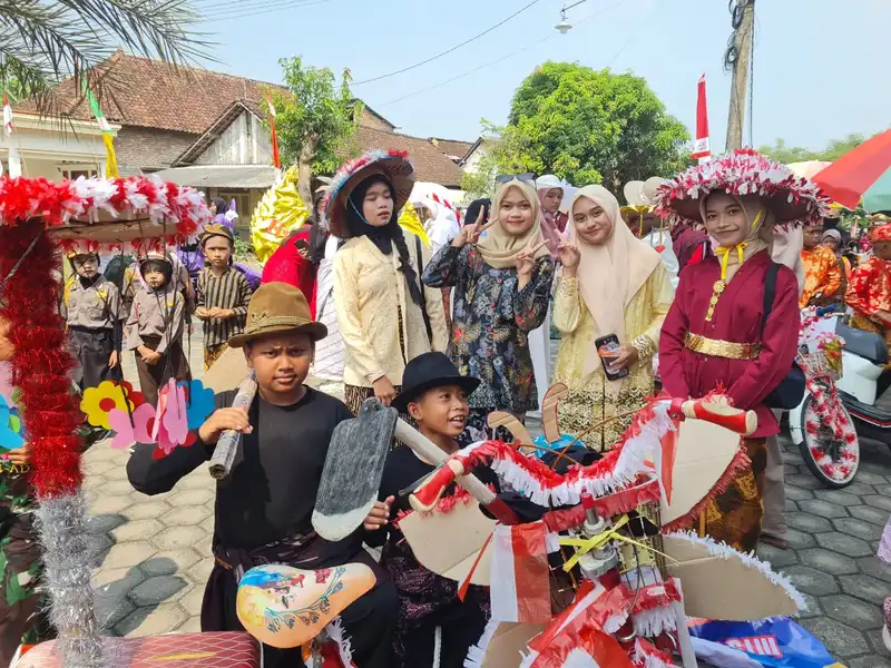 Sepeda Hias P5 MTs Muhammadiyah 29 Gedangan Meriahkan Karnaval Desa