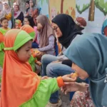 Serunya Lomba Kupas Jeruk Ibu dan Anak di KB Aisyiyah Griya Kencana