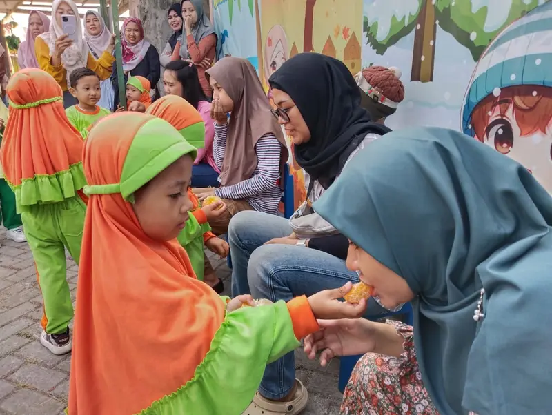 Serunya Lomba Kupas Jeruk Ibu dan Anak di KB Aisyiyah Griya Kencana