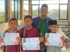 Mahasiswa KKN Umsida foto bersama pemenang lomba adzan (Istimewa/PWMU.CO)
