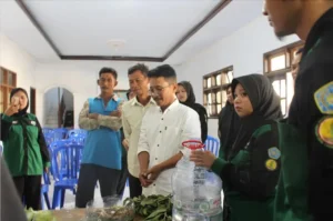 Mahasiswa Agroteknologi UMM kenalkan pestisida nabati di Desa Bocek (Muhamad Riziq Ramadhani/PWMU.CO)