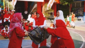 Serunya Guru dan Karyawan SD Mugres Meriahkan HUT ke-80 RI dengan Voli Sarung dan Estafet Air