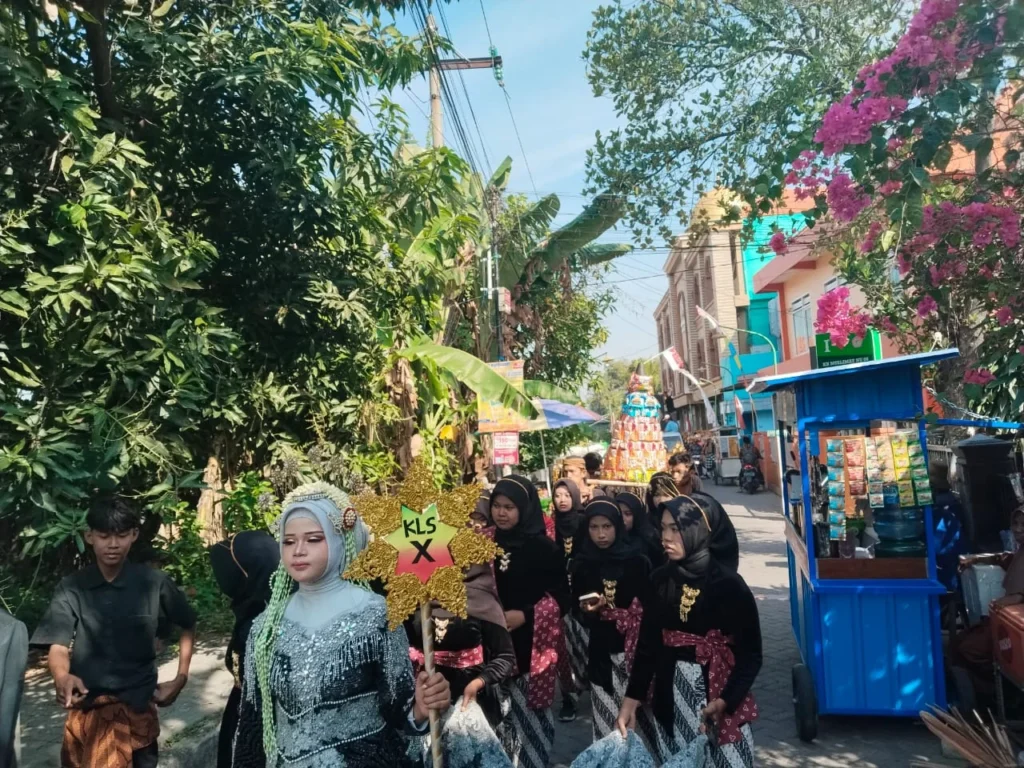 Tak Perlu Mahal, Ini Cara SMA Muhammadiyah 3 Bungah Berbagi Kebahagian