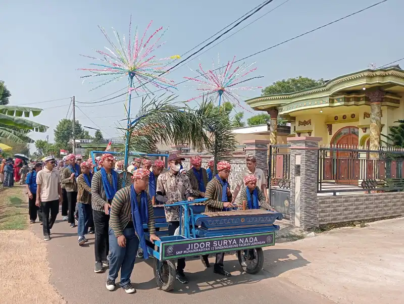 Jidor Surya Nada Spemudas Sendangagung Iringi Pemdes Sumurgayam Tampil di Karnaval Budaya Indonesia