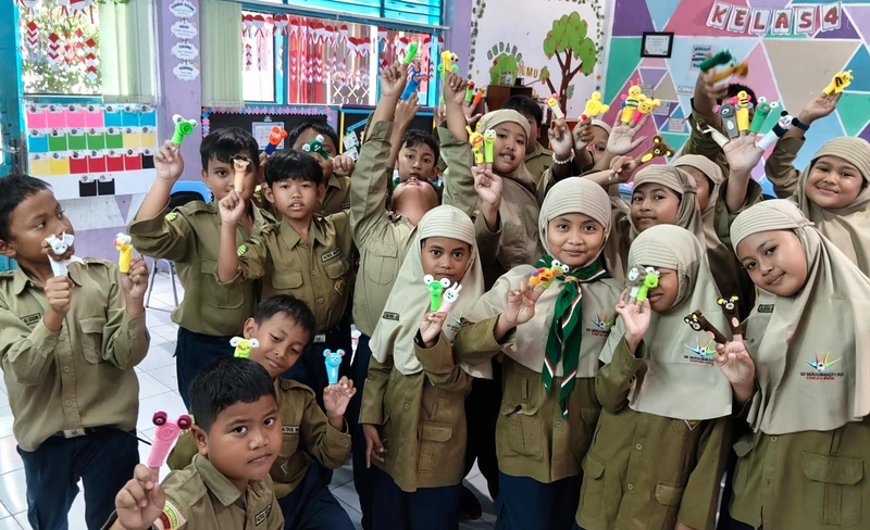 Kreatif Itu Seru, Murid SD Mugres Belajar Membuat Boneka Jari