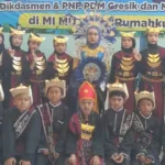 Pesona Tenun NTT Warnai Langkah Siswa MI Mutwo di Karnaval Campurejo