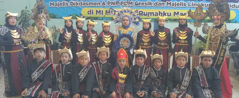 Pesona Tenun NTT Warnai Langkah Siswa MI Mutwo di Karnaval Campurejo