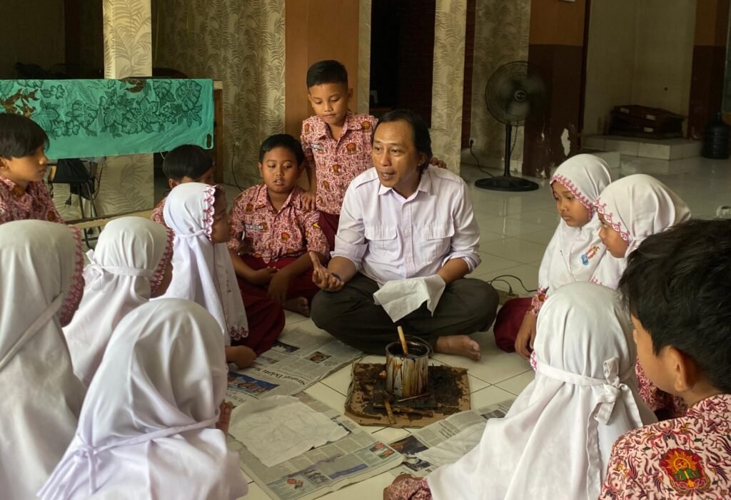 Siswa Sekolah Inovatif Jagir Lestarikan Budaya Lokal Melalui Kelas Kolaborasi