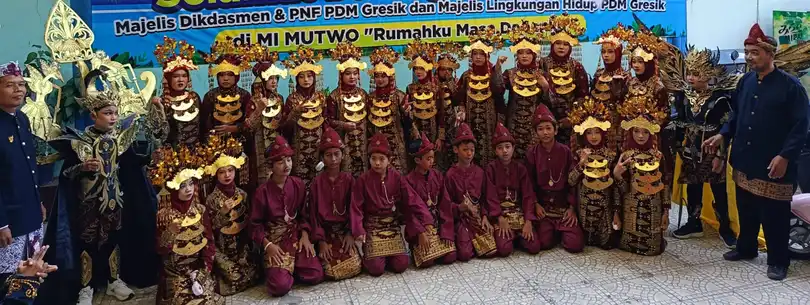 Siswa MI Mutwo Meriahkan Karnaval HUT ke-80 RI dengan Busana Adat Palembang