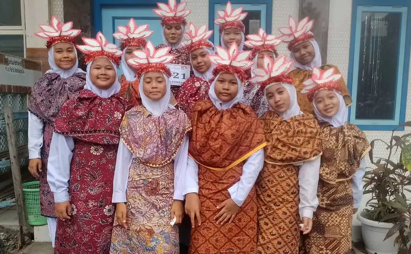 Meriahkan HUT ke-80 RI, Siswa Ponpes Modern Muhammadiyah Paciran Ikuti Lomba Gerak Jalan