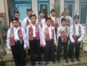 Kelas 7a putra peserta gerak jalan MadtsaMutu Pondok Modern Paciran (Istimewa/PWMU.CO)