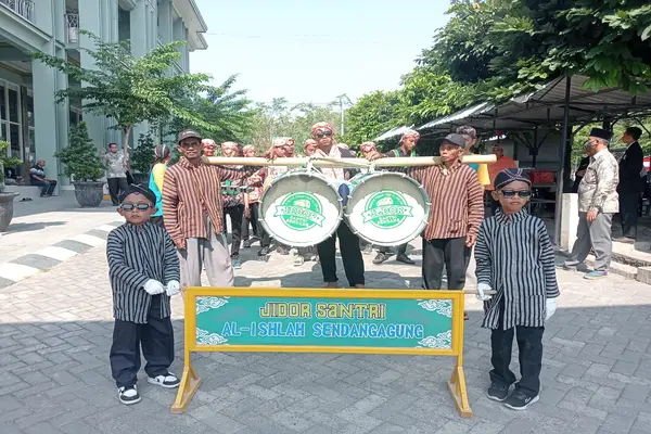 Tampilkan Musik Jidor di Karnaval HUT ke-80 RI, Al-Ishlah Banjir Pujian