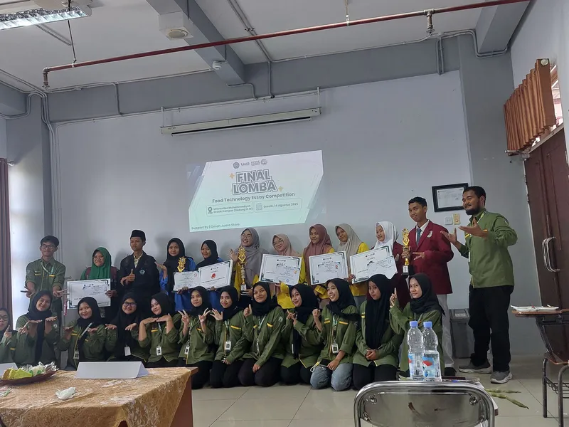 Cukup Menegangkan! Kisah Perjuangan Tim Smamio Taklukkan Kompetisi Esai UMG